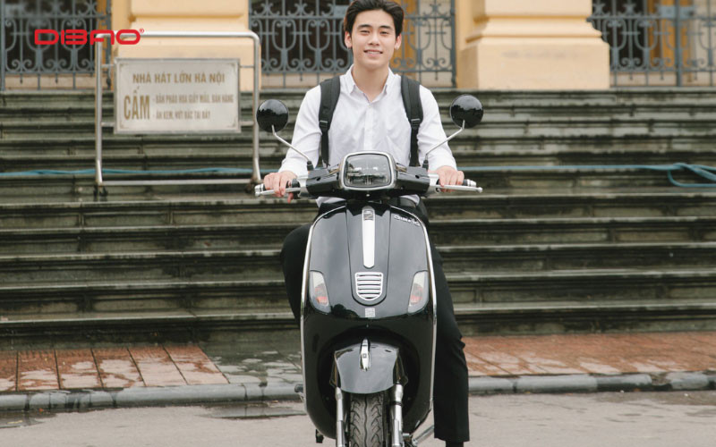 Xe điện Dibao Pansy SQ đang trở thành mẫu xe máy điện được nhiều người yêu thích nhờ sự kết hợp hài hòa giữa phong cách cổ điển và nét sang trọng hiện đại. Không chỉ thu hút bởi ngoại hình bắt mắt, dòng xe này còn được đánh giá cao về tính năng và độ bền. Cùng tìm hiểu DIBAO nhanh những điểm nổi bật khiến Dibao Pansy SQ trở thành lựa chọn đáng cân nhắc. Ngoại hình thanh lịch, đường nét tinh tế cùng bảng màu hiện đại Xe điện Dibao Pansy SQ thu hút mọi ánh nhìn với thiết kế kết hợp hài hòa giữa phong cách cổ điển của Vespa và nét hiện đại, trẻ trung. Thân xe sử dụng chất liệu nhựa ABS cao cấp, được phủ lớp sơn sáng bóng, bền màu. Những đường cong mềm mại từ đầu xe đến thân xe tạo nên vẻ ngoài thanh lịch và tinh tế. Xe được trang bị hệ thống đèn LED hai tầng phía trước, dải đèn demi thông minh và xi-nhan LED hình chữ L. Đèn hậu LED vuông vức giúp tăng khả năng nhận diện khi di chuyển vào ban đêm. Tất cả các chi tiết đèn được bố trí cân đối, không chỉ đảm bảo an toàn mà còn tăng tính thẩm mỹ cho xe. Dibao Pansy SQ sở hữu khung thép không gỉ chắc chắn, mang lại sự ổn định và bền bỉ. Với kích thước tổng thể 1.750 mm × 710 mm × 1.110 mm và chiều cao yên 760mm, xe phù hợp với nhiều đối tượng người dùng, đặc biệt là phái nữ. Các chi tiết được hoàn thiện tỉ mỉ cùng nhiều lựa chọn màu sắc đa dạng giúp người dùng dễ dàng thể hiện cá tính riêng.  Xe điện Dibao Pansy SQ là sự kết hợp hoàn hảo giữa nét cổ điển tinh tế và tiện nghi Khả năng vận hành mạnh mẽ, tối ưu hiệu suất và tiết kiệm điện năng Dibao Pansy SQ sở hữu động cơ điện với công suất tối đa 1.500W, kết hợp cùng bộ ắc quy 60V (5 bình 12V). Nhờ vậy, xe có khả năng tăng tốc nhanh, dễ dàng vượt dốc và duy trì tốc độ ổn định trong nội thành. Tốc độ tối đa của xe đạt từ 45-55 km/h, đảm bảo đáp ứng nhu cầu di chuyển hàng ngày. Với mỗi lần sạc đầy, xe điện Dibao Pansy SQ có thể di chuyển quãng đường từ 60-90 km, tùy thuộc vào tải trọng và cách sử dụng. Khả năng này giúp xe trở thành lựa chọn lý tưởng cho việc đi lại trong thành phố mà không phải lo lắng về việc hết điện. Thời gian sạc của Dibao Pansy SQ cũng rất tiện lợi, chỉ mất khoảng 10 - 12 tiếng với bộ sạc tiêu chuẩn. Người dùng có thể sạc qua đêm và sáng hôm sau đã sẵn sàng cho một ngày mới đầy năng lượng. Lái xe êm ái, an toàn và ổn định trên nhiều điều kiện đường xá Dibao Pansy SQ mang đến trải nghiệm lái xe mượt mà nhờ hệ thống giảm xóc chất lượng cao. Phuộc trước dạng ống lồng và phuộc sau lò xo trụ đơn giúp xe hấp thụ tốt mọi rung chấn, mang lại cảm giác êm ái ngay cả khi di chuyển trên những đoạn đường xấu. Với tải trọng lên tới 130-150 kg, xe vẫn vận hành ổn định khi chở hai người.  Dibao Pansy SQ được đầu tư kỹ lưỡng vào các chi tiết giúp đảm bảo an toàn vận hành Điểm nổi bật của xe điện Dibao Pansy SQ là hệ thống phanh đĩa trước và sau, giúp tăng cường hiệu quả phanh gấp, đặc biệt trong điều kiện đường trơn trượt hoặc mưa. Hệ thống phanh này mang lại sự an toàn và tin cậy cao, giúp bạn yên tâm hơn khi di chuyển trong đô thị. Xe điện Dibao Pansy SQ được trang bị hệ thống đèn LED hai tầng phía trước và xi-nhan LED, cung cấp ánh sáng mạnh và rõ ràng. Điều này giúp người lái có tầm nhìn tốt hơn vào ban đêm hoặc trong điều kiện thiếu sáng, góp phần đảm bảo an toàn tối đa cho mọi hành trình. Giải pháp di chuyển linh hoạt, phù hợp với nhiều nhóm đối tượng sử dụng Dibao Pansy SQ là lựa chọn lý tưởng cho những ai yêu thích vẻ đẹp thanh lịch và sự trẻ trung. Với thiết kế cổ điển pha lẫn hiện đại cùng nhiều màu sắc thời trang, chiếc xe này không chỉ là phương tiện di chuyển mà còn là phụ kiện thể hiện cá tính riêng, giúp bạn nổi bật trên phố. Xe điện Dibao Pansy SQ cũng rất phù hợp với học sinh, sinh viên và dân văn phòng, những người cần một phương tiện nhẹ nhàng, dễ điều khiển và chi phí thấp. Với quãng đường di chuyển ổn định và tốc độ tối đa vừa phải, xe đáp ứng tốt mọi nhu cầu đi lại hàng ngày trong thành phố, đặc biệt trong các khu vực đông đúc, nhiều điểm dừng.  Với người yêu thích phong cách trẻ trung, hiện đại, Dibao Pansy SQ là lựa chọn phù hợp Địa chỉ mua xe Dibao Pansy SQ chính hãng uy tín hiện nay Để đảm bảo mua được xe điện Dibao Pansy SQ chính hãng với mức giá tốt nhất và chế độ bảo hành đầy đủ, bạn nên tìm đến các đại lý ủy quyền của Dibao trên toàn quốc. Tại đây, bạn sẽ được trải nghiệm trực tiếp sản phẩm và nhận tư vấn chi tiết từ đội ngũ nhân viên chuyên nghiệp. Lợi ích khi mua tại đại lý chính hãng Dibao bao gồm như: Sản phẩm chính gốc: Các đại lý này được Dibao ủy quyền trực tiếp, cam kết cung cấp xe Pansy SQ mới 100%, có nguồn gốc rõ ràng và giấy tờ đầy đủ. Bạn hoàn toàn yên tâm về chất lượng, tránh mua phải hàng giả, hàng nhái. Chính sách bảo hành và hậu mãi: Khi mua xe tại đây, bạn sẽ được hưởng chính sách bảo hành chính hãng của Dibao, cùng với dịch vụ hậu mãi chuyên nghiệp. Điều này rất quan trọng để đảm bảo xe được sửa chữa và bảo dưỡng đúng cách khi gặp sự cố. Tư vấn chuyên sâu: Đội ngũ nhân viên tại đại lý chính hãng am hiểu sâu về sản phẩm, sẽ tư vấn tận tình để bạn lựa chọn được màu sắc và phiên bản phù hợp nhất với nhu cầu và phong cách của mình. Giá cả niêm yết: Giá xe được niêm yết rõ ràng, không có tình trạng "hét giá" hoặc chênh lệch quá nhiều. Điều này giúp bạn dễ dàng so sánh và đưa ra quyết định mua hàng.  Bạn nên mua Dibao Pansy SQ tại các đại lý phân phối chính thức của Dibao Có thể thấy, xe điện Dibao Pansy SQ là sự kết hợp hoàn hảo giữa phong cách cổ điển sang trọng và những tiện ích vượt trội cho cuộc sống hiện đại. Nếu bạn đang tìm kiếm một phương tiện di chuyển cá tính, tiết kiệm và thân thiện môi trường, hãy tham khảo ngay Dibao Pansy SQ và các mẫu xe điện Dibao để sở hữu ngay chiếc xe ưng ý, nâng tầm trải nghiệm di chuyển của bạn.